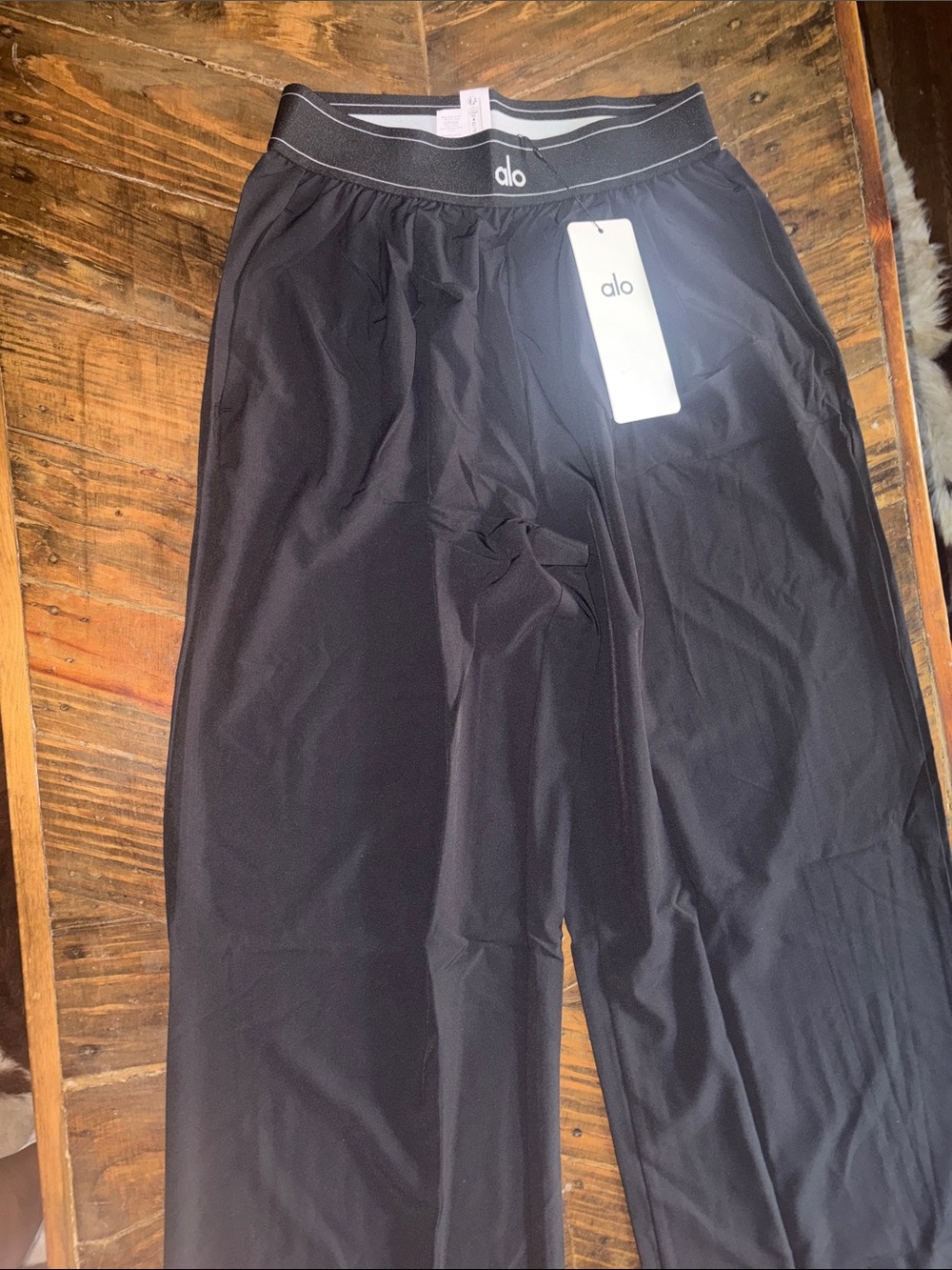 ALO Yoga women’s Black Wide-Leg Joggers